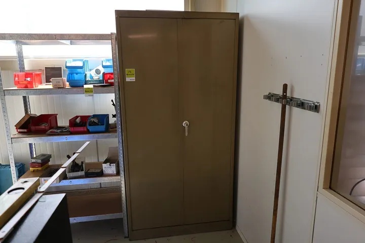 1 x Werkstattschrank Maße: 96 x 44 x 195 cm